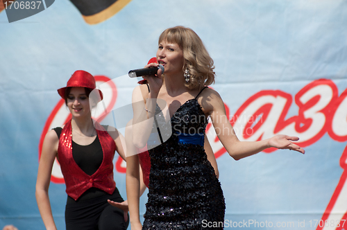 Image of Veronika Dirakova singing