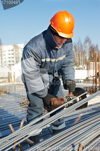 Image of builder works with concrete reinforcement