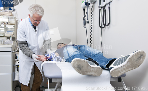 Image of Doctor examining wound