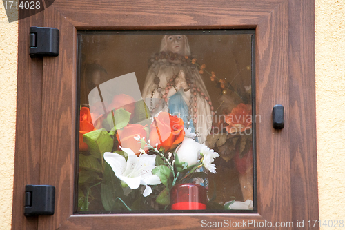 Image of niche in the wall with Virgin Mary statuette