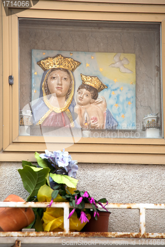 Image of niche in the wall with Virgin Mary and Christ child image tile