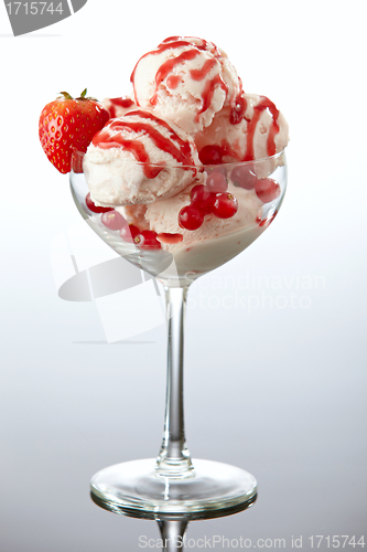 Image of Ice cream with fresh berries and strawberry sauce