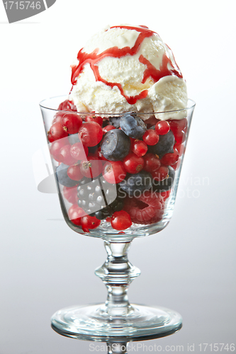 Image of glass of fresh berries with ice cream