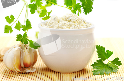 Image of fresh cream cheese with garlic and parsley