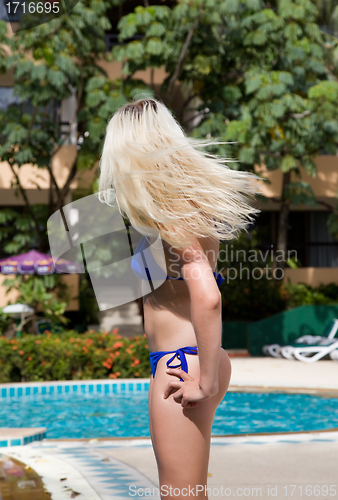 Image of The blonde in the pool shows beautiful hair