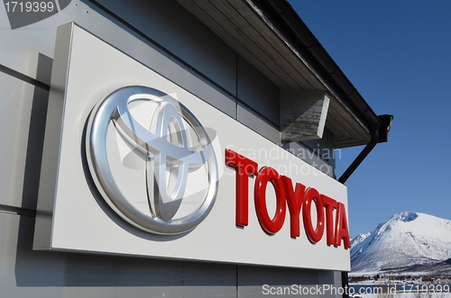 Image of Toyota name and logo