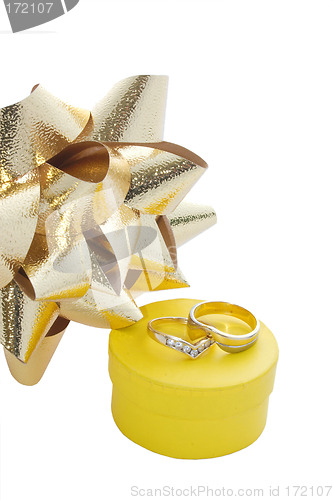Image of rings gift box and bows