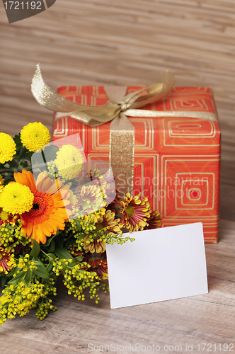 Image of  giftbox and a bouquet of flowers 