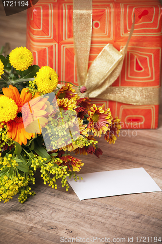 Image of  giftbox and a bouquet of flowers 