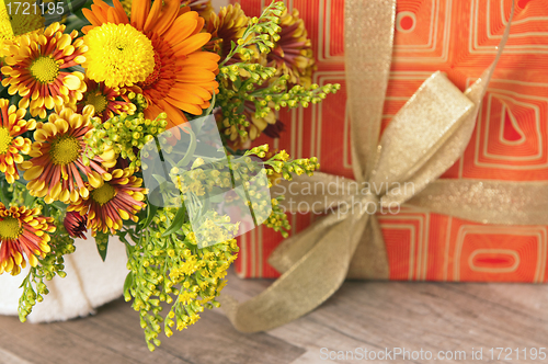 Image of  giftbox and a bouquet of flowers 