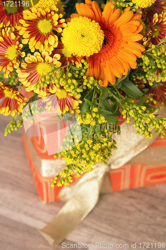 Image of  giftbox and a bouquet of flowers 