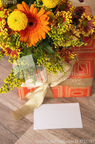 Image of  giftbox and a bouquet of flowers 