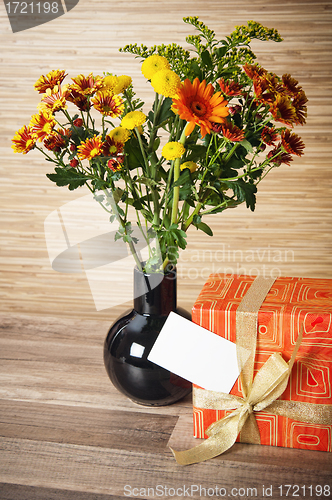 Image of  giftbox and a bouquet of flowers 