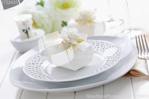 Image of Luxury place setting in white