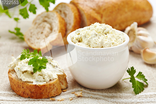 Image of fresh cream cheese and bread