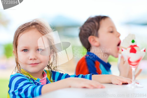 Image of Kids eating ice cream