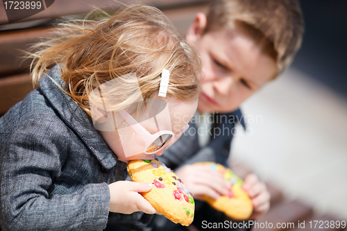 Image of Kids eating cookie