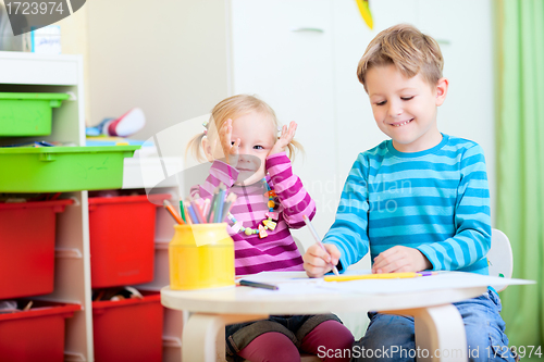 Image of Kids sitting together at table drawing