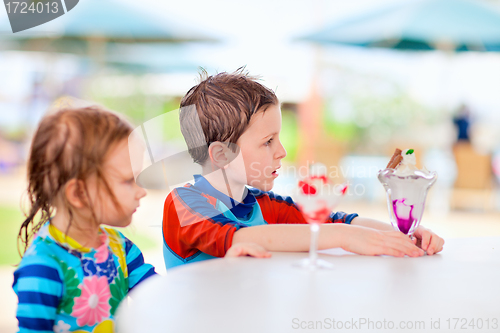 Image of Kids eating ice cream