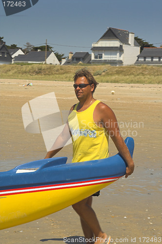 Image of lifting pirogue