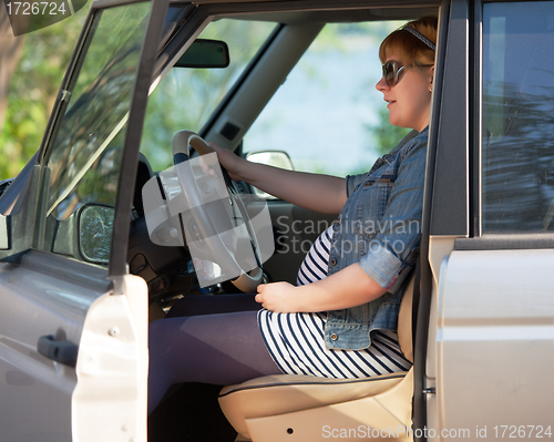 Image of Pregnant woman at the wheel of car