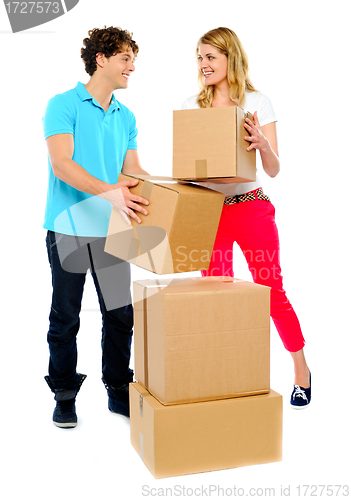 Image of Couple carrying cardboard boxes