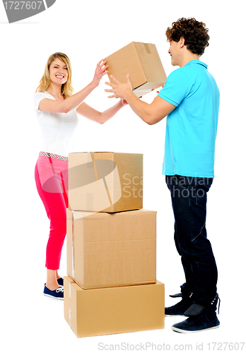 Image of Couple carrying empty cartons