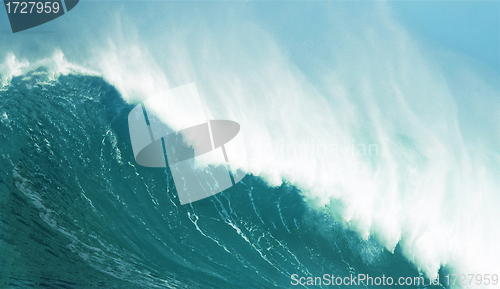 Image of crashing wave close up