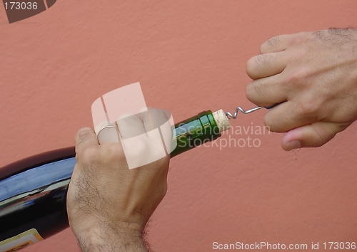 Image of pulling the cork of the wine bottle