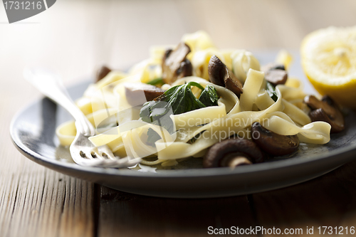 Image of tagliatelles with spinach and mushrooms