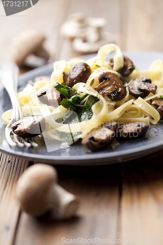 Image of tagliatelles with spinach and mushrooms