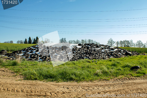 Image of silage by farmers using old tires as a burden