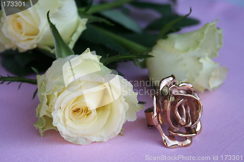 Image of White roses and rose in gold