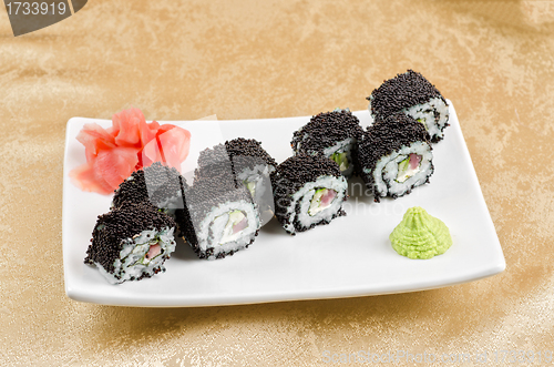 Image of tuna sushi roll