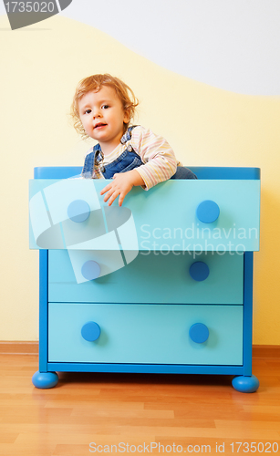 Image of Kid sitting inside box