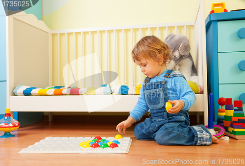 Image of Baby assemble a mosaic