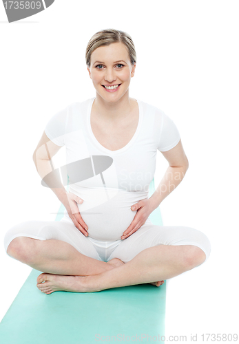 Image of Studio portrait of pregnant woman