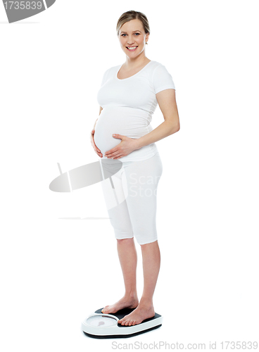 Image of Pregnant woman measuring her weight