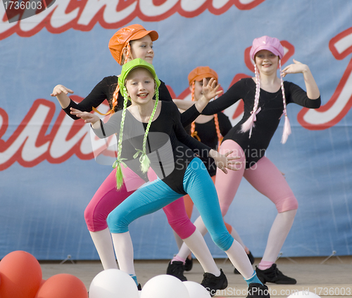 Image of ensemble of culture dance Rainbow kids