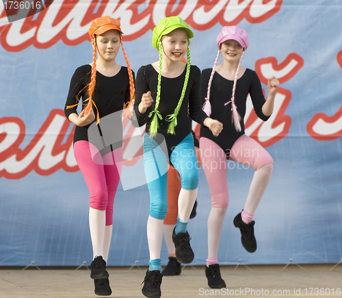 Image of ensemble of culture dance Rainbow kids