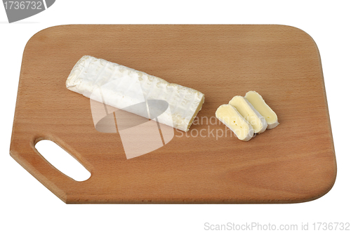 Image of sliced ??brie cheese on a wooden cutting board