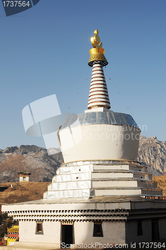 Image of White stupa in a Tibetan lamasery