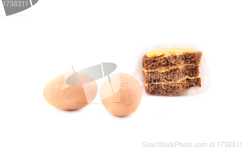 Image of cracked eggs and sandwich