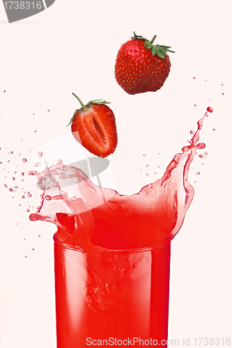 Image of The strawberry falls in own juice