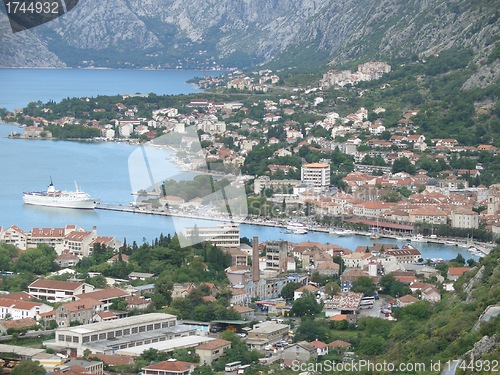 Image of city in a bay