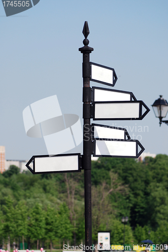 Image of blank directional  arrow sign 