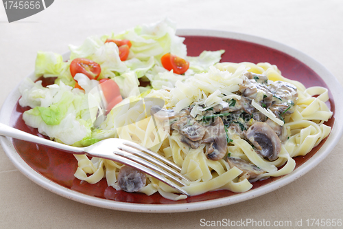 Image of Tagliatelle with mushrooms and salad