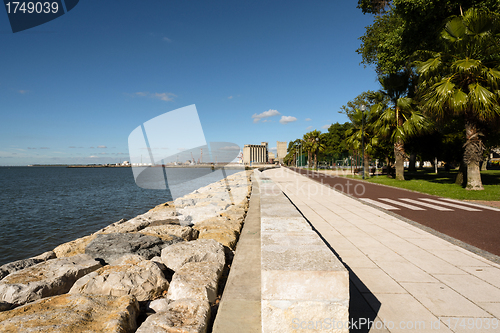 Image of Cycle track  along the Tejo river.