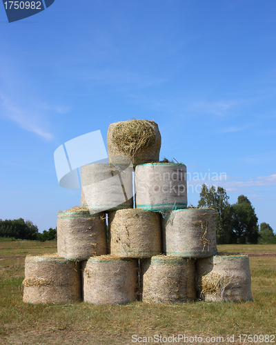 Image of pyramid of  a large bail of hay