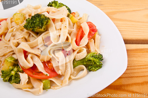 Image of pasta salad and broccoli